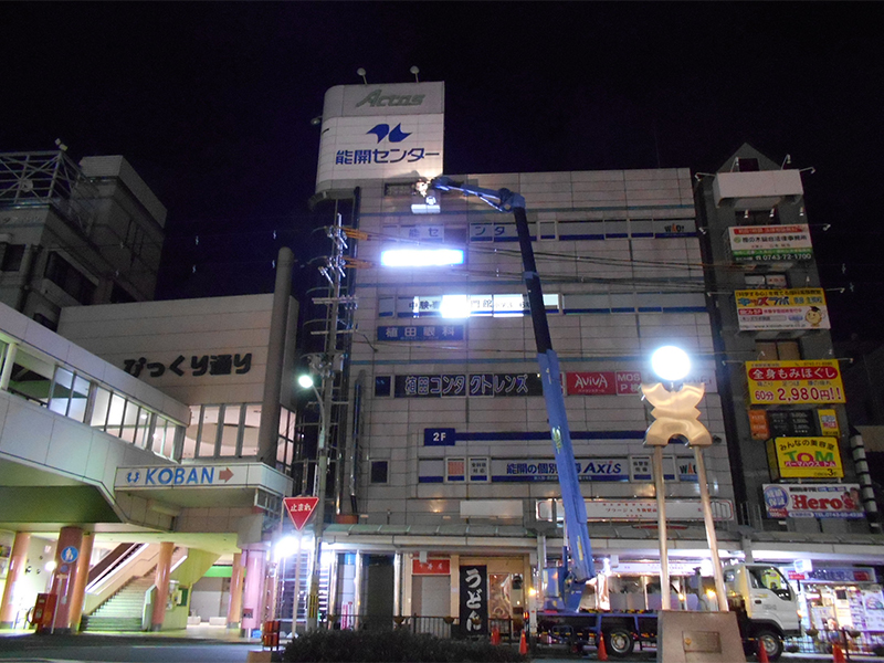 高所作業車を使った夜間工事